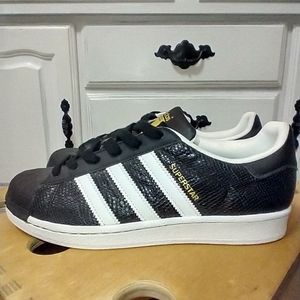 Adidas Superstar shell toe tennis shoes with Ortholite inserts